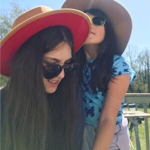 Khaki/red lined Hat 🤠 Hipster style A Olivia size small